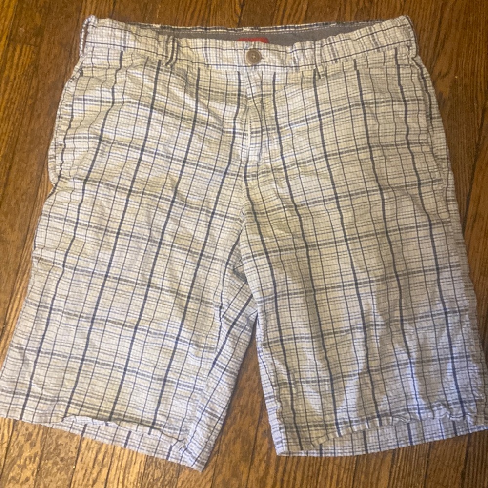 Izod shorts size 32